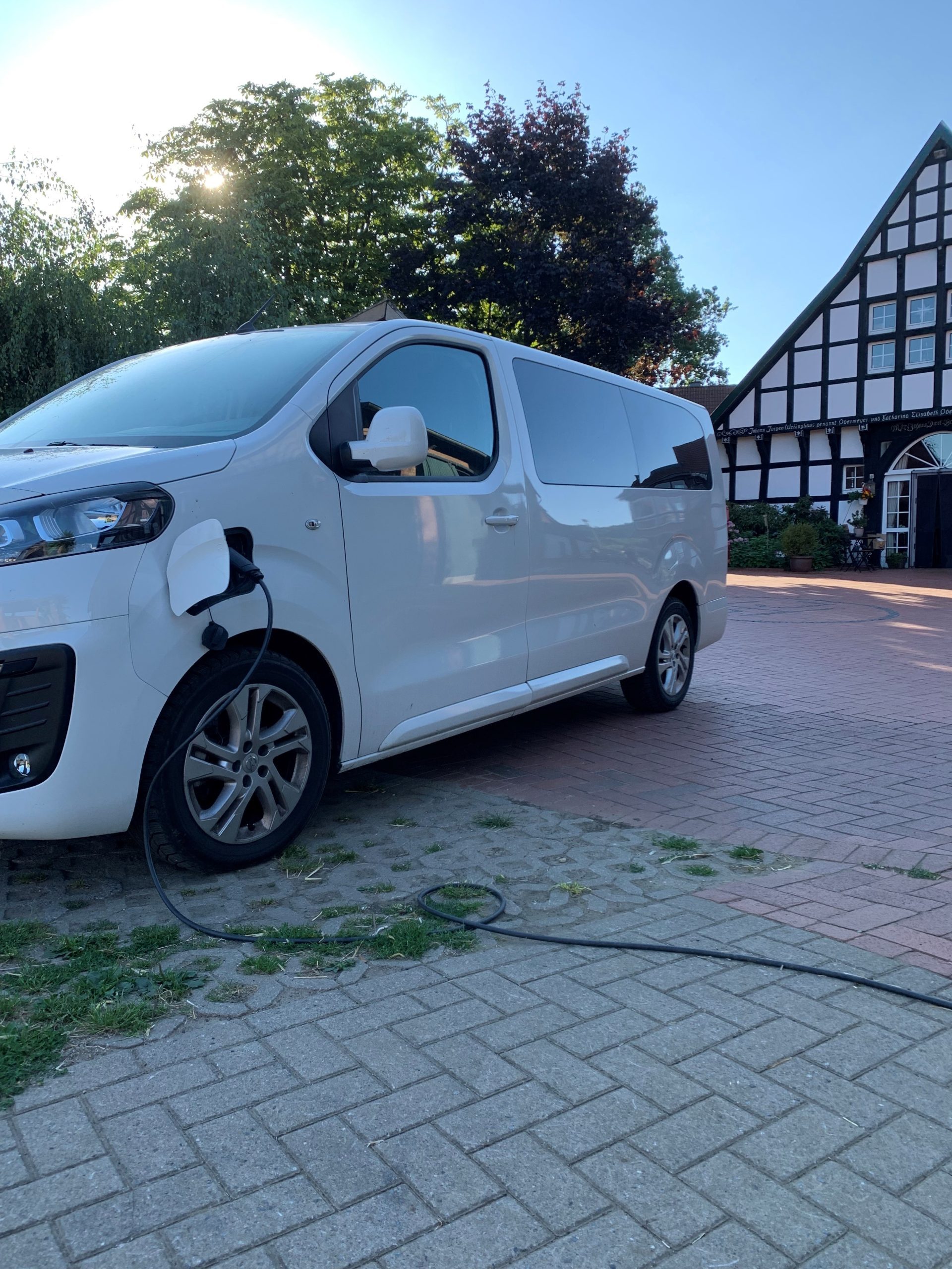 Elektromobilität hält Einzug beim Jugendhof Obermeyer